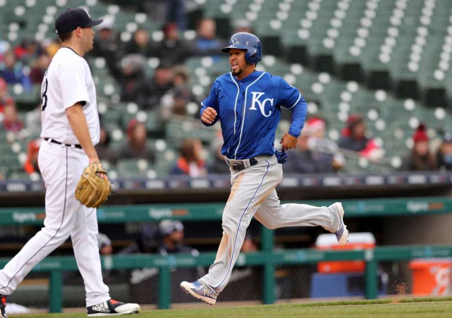 Cheslor Cuthbert de los Reales de Kansas City anota una carrera frente a Matthew Boyd de los Tigres de Detroit, el martes 3 de abril de 2018. (AP Foto/Carlos Osorio)