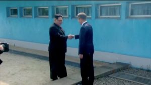 Kim Jong-un en la frontera con Corea del Sur junto a Moon Jae-in
