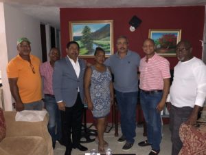 El legislador del exterior Levis Suriel Gómez y el destacado dirigente comunitario del PRM, Pedro Robert Cáceres junto a otros dirigentes en durante una reunión en la casa de este.