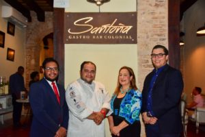 Desde la izquierda José Luciano, gerente de mercadeo; Omar Brito, chef ejecutivo; Arlette Pichardo, autora del libro; José Lockhart, gerente general.