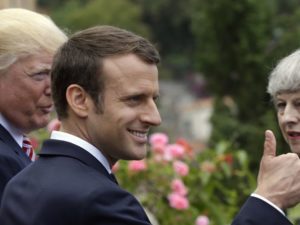 El presidente estadounidense Donald Trump, a su homólogo francés Emmanuel Macron y a la primera ministra británica Theresa May.