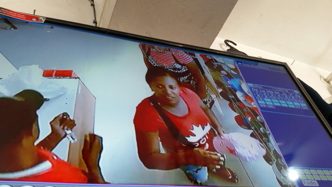 La acompañante de la mujer que robó la caja chica de una importadora de ropa en MAimón