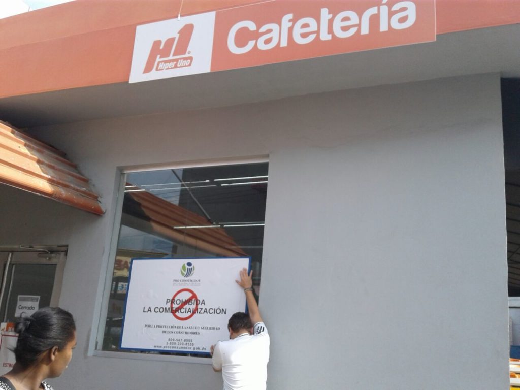 Cafetería y área de cocina del Híper Uno cerrada por Pro Consumidor, tras encontrar plagas.
