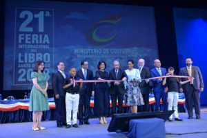 El presidente Danilo Medina, acompañado de la Primera dama, Cándida Montilla de Medina; la vicepresidenta Margarita Cedeño de Fernández; el ministro de Cultura, Pedro Vergés en la inauguración de la Feria del Libro. Foto Danilo Montero