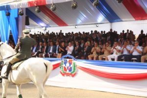 El presidente Danilo Medina observa el desfile militar en Santiago