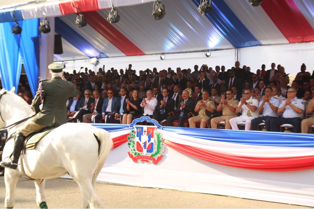 El presidente Danilo Medina observa el desfile militar en Santiago