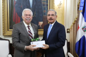 Luis Molina Achécar y entrega documental al presidente Danilo Medina