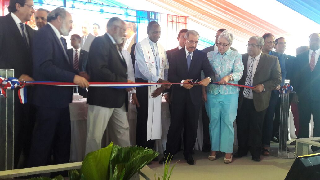 El president Danilo Medina corta la cinta y deja inaugurado el remozado hospital Dr. Francisco Moscoso Puello