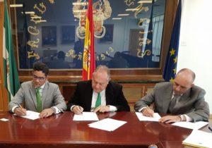 Durante la firma del acuerdo entre la empresa dominicana Agrointesa, Iberlatyna Spain, S.l, y la universidad de Granada