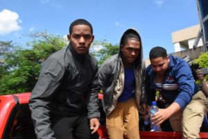 Tres de los acusados de asesinar a Jefrey Tavárez tras salir de la audiencia en Bonao. Foto Franklin Guerrero.
