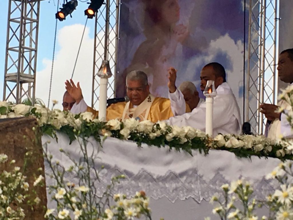 Durante la Eucaristía en conmemoración de la solemnidad de Corpus Christi que estuvo presidida por monseñor Francisco Ozoria Acosta. Foto Juana Rodríguez.
