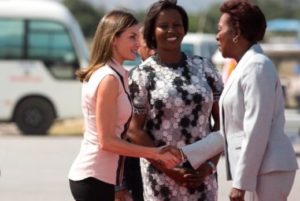 Letizia visita por primera vez el país más pobre de América y fue recibida en el aeropeuerto Toussint Louverture por la primera dama de Haití, Etienne Martine,
