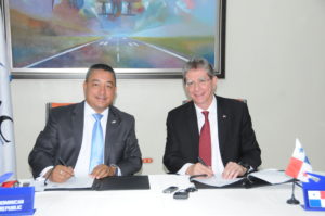 Alejandro Herrera y Alfredo Fonseca Mora, suscribieron el acuerdo que busca acciones que les permita reducir las emisiones de CO2 en la aviación civil internacional.