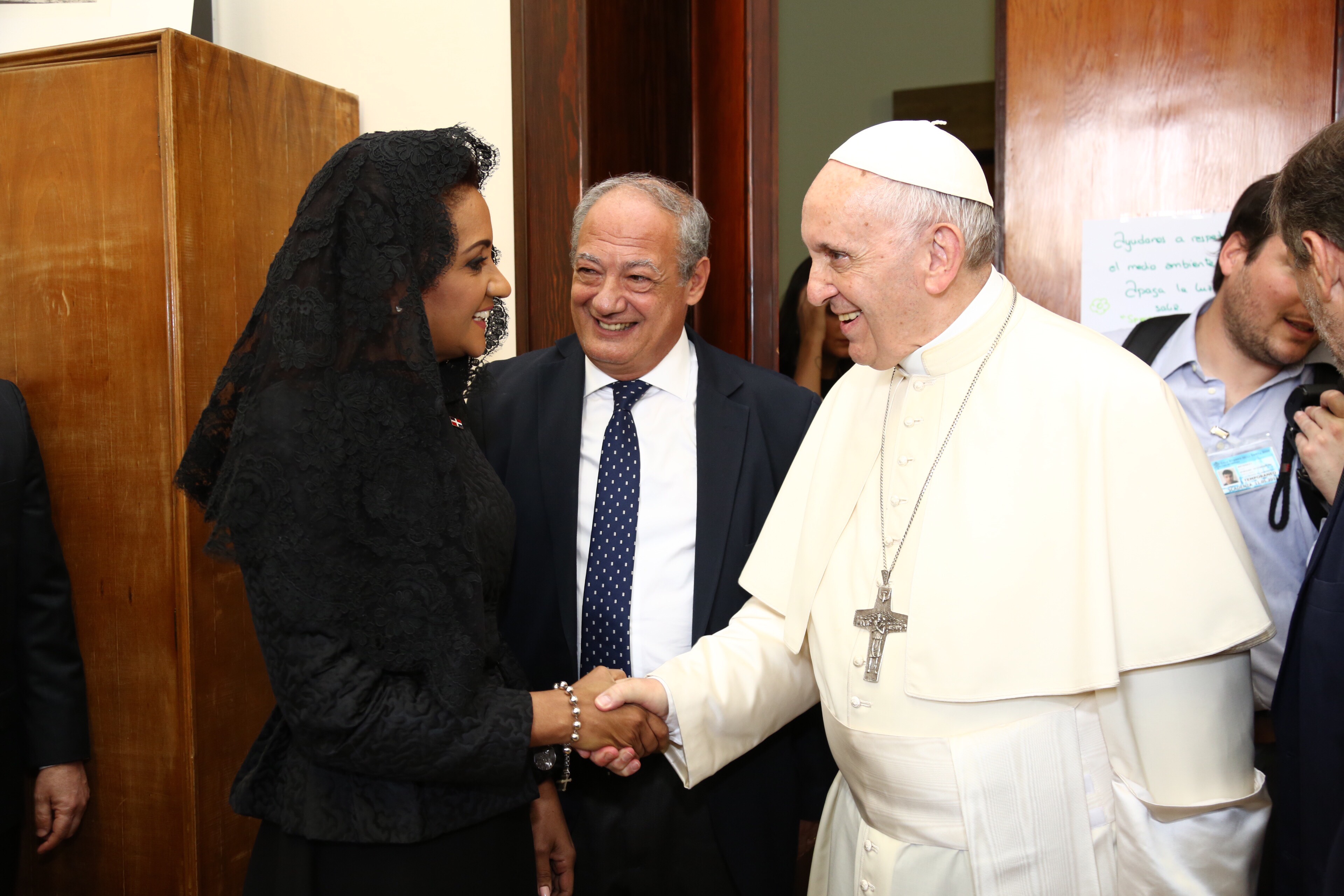 La Primera Dama de la República, Cándida Montilla de Medina, saluda al Papa Francisco.