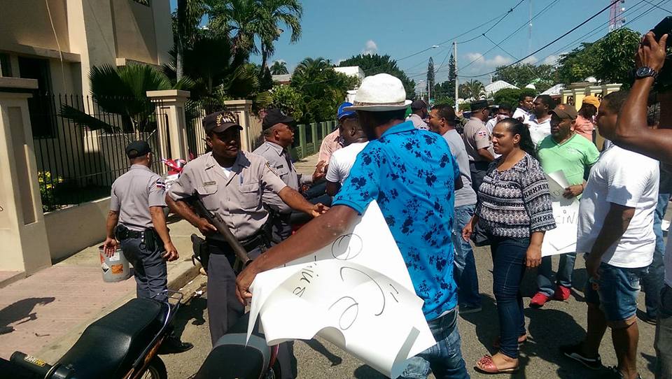 Lanzan lacrimógenas contra cortejo fúnebre en Dajabón
