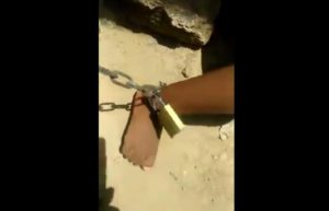 Niña amarrada con cadenas en comunidad de Santiago