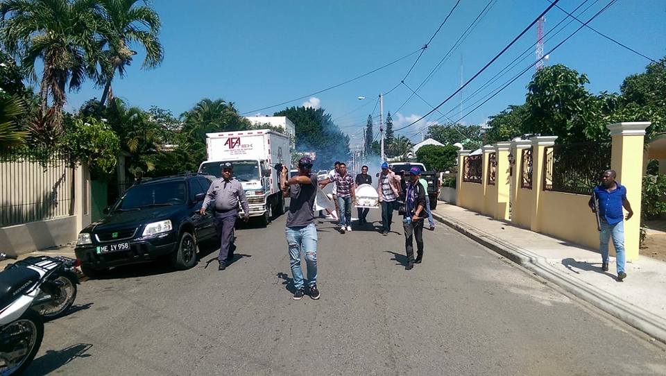 Lanzan lacrimógenas contra cortejo fúnebre en Dajabón. Foto Arsenio Cruz