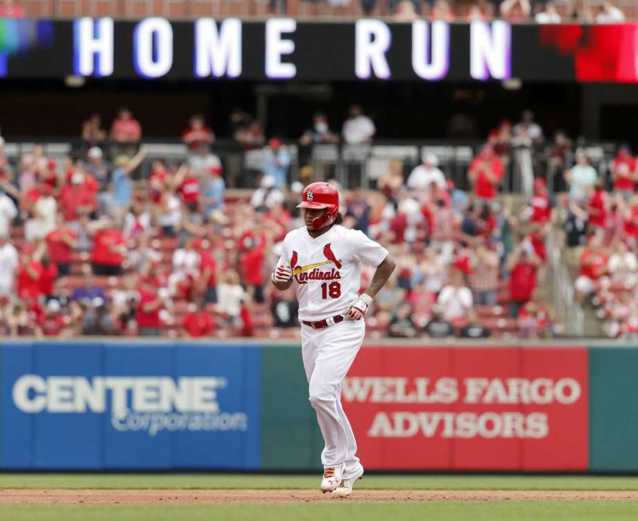 Carlos Martínez de los Cardenales de San Luis recorre las bases tras conectar un jonrón ante los Medias Blancas de Chicago, el miércoles 2 de mayo de 2018. (AP Foto/Jeff Roberson)