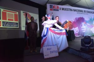 Durante el inicio de la ¨Décima Muestra Nacional de Educación Artística”, del Minerd