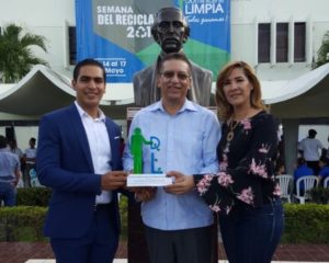 El alcalde de Villa Tapia, José Ernesto Abud, recibe el reconocimiento