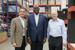 José Luis Laparte, Alfredo Martínez, Robert Price, durante inauguración de PriceSmart.