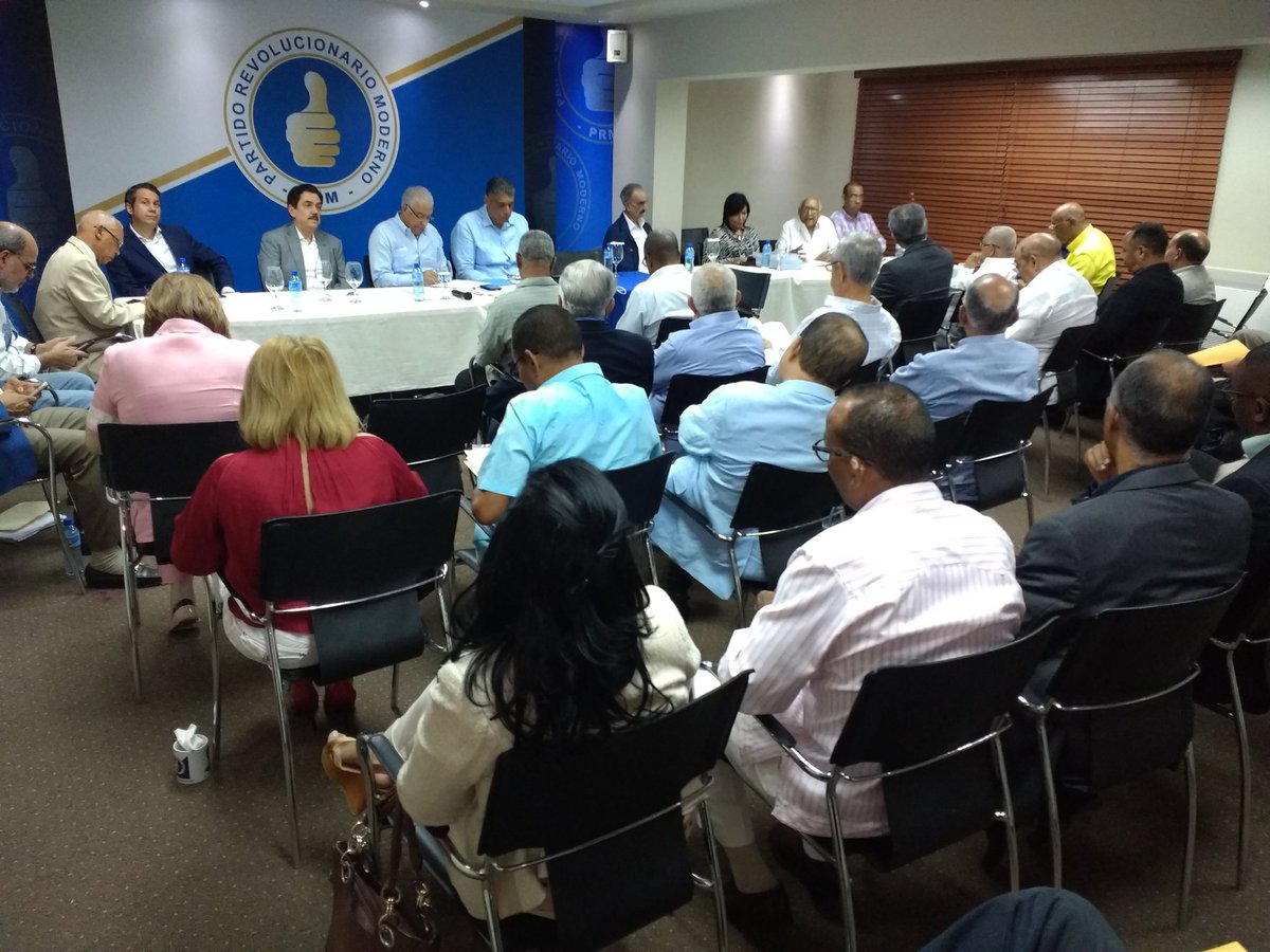 Comisión Ejecutiva del PRM reunida con diputados que no asistieron a sesión donde conocería ley de partidos