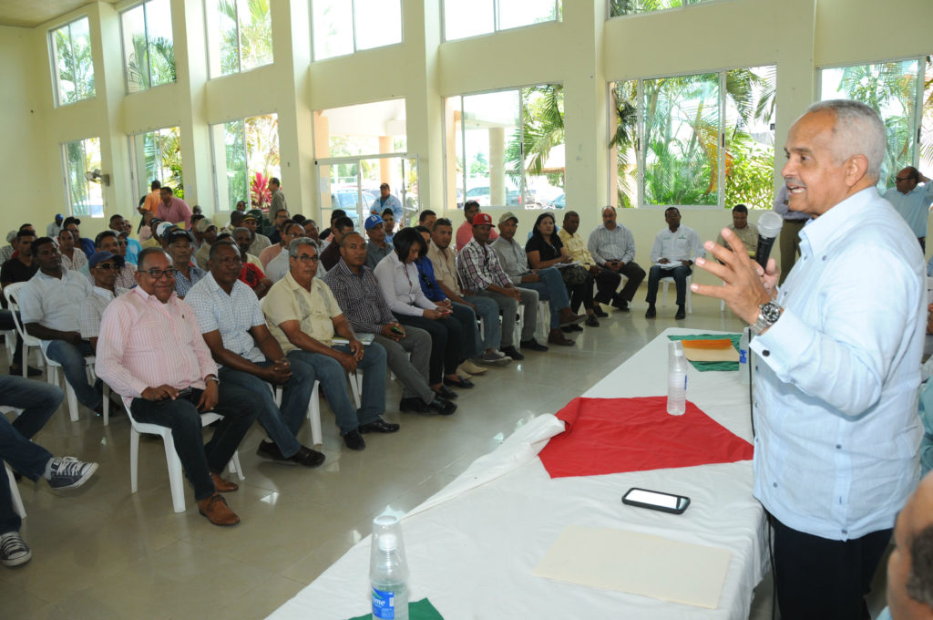 El ministro de Agricultura, Osmar Benítez y del Equipo Agropecuario durante segundo día de recorrido por la provincia de San Juan.