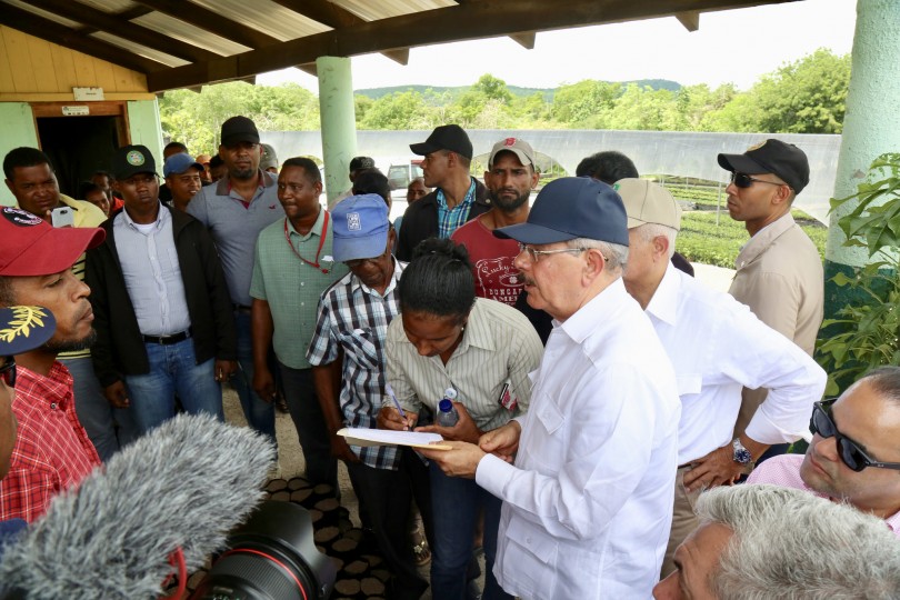 El presidente Danilo Medina conversa con residentes en la frontera