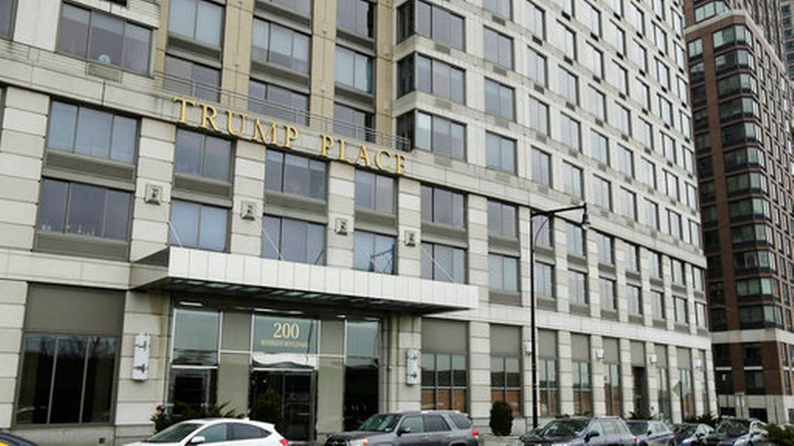 ARCHIVO- En esta fotografía del 11 de enero de 2018 se muestra el condominio "Trump Place" en Nueva York. El jueves 3 de mayo del mismo año un juez falló a favor de que los condóminos del inmueble puedan dejar de mostrar el letrero. (AP Foto/Seth Wenig, Archivo)
