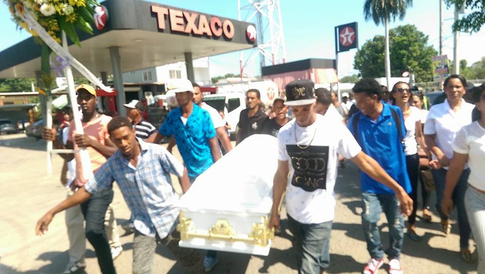 Lanzan lacrimógenas contra cortejo fúnebre en Dajabón