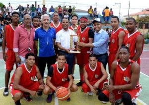 Previo a clínica de baloncesto en torneo de País Posible