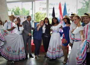 Las danzas fueron interpretadas por miembros del “Ballet Folklórico del Ministerio de Relaciones Exteriores”, bajo la dirección de la destacada bailarina Elizabeth Crooke, encargada del departamento de Difusión Cultural en esa Cancillería.