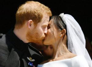 El príncipe Harry y Meghan Markle se dan un beso en su boda.