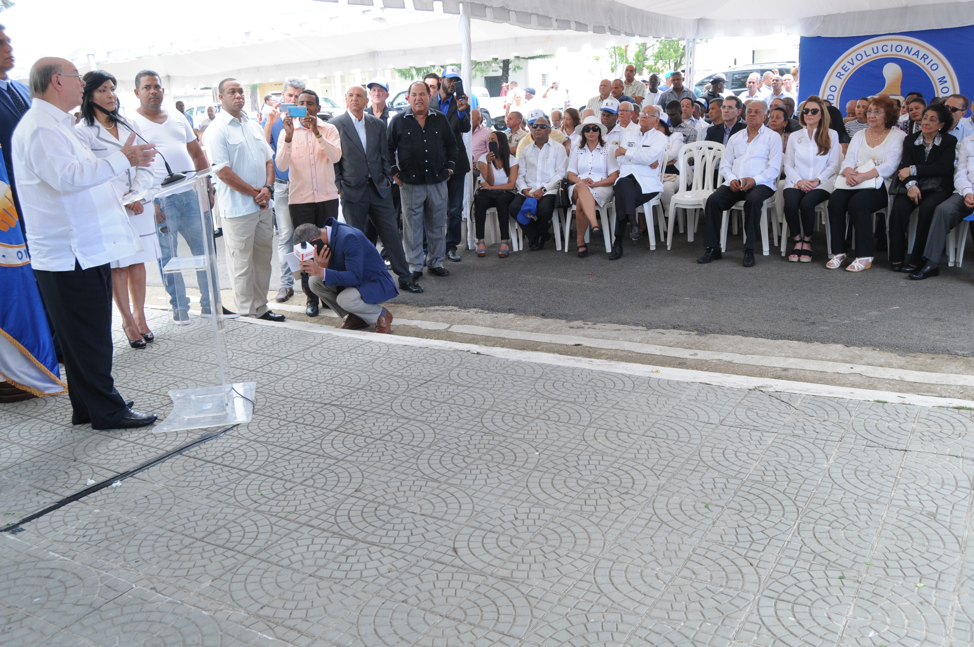 Hipólito Mejía habla en acto en la tumba de Peña Gómez.