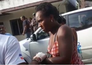 La mujer grabada golpeando brutalmente a su hija en Manoguayabo.