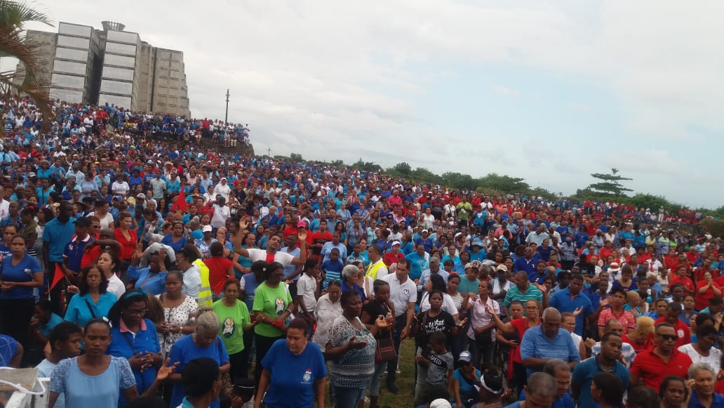 Cientos de feligreses participan en la Eucaristía en conmemoración de la solemnidad de Corpus Christi que estuvo presidida por monseñor Francisco Ozoria Acosta