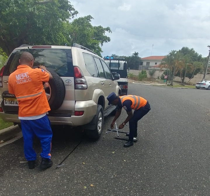 Miembros del MOPC asisten a ciudadanos en Corpus Christi