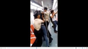Un joven forcejea con miembros de la Seguridad del Metro