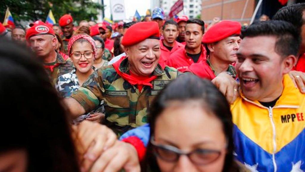ARCHIVO AP - En imagen de archivo del 4 de febrero de 2018, Diosdado Cabello, centro, uno de los principales líderes del Partido Socialista Unido de Venezuela, acude a un desfile por el aniversario del fallido golde de Estado de 1992