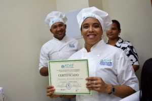 Entrega de certificados en Hotelería a jóvenes