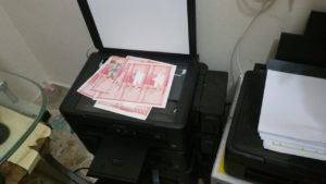 Dinero falsificado y equipos incautados por la policía en Santiago