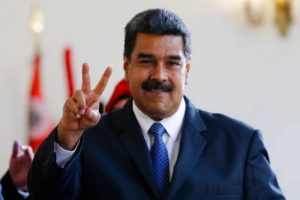 El presidente de los venezolanos, Nicolás Maduro, hace el signo de la victoria en Caracas, Venezuela, el 18 de mayo de 2018.