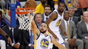 Stephen Curry de Golden State encesta un canasto ante Houston.