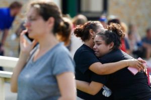 Familiares de estudiantes de escuela de Texas donde un joven de 17 años atacó a tiros matando almenos 10 personas.