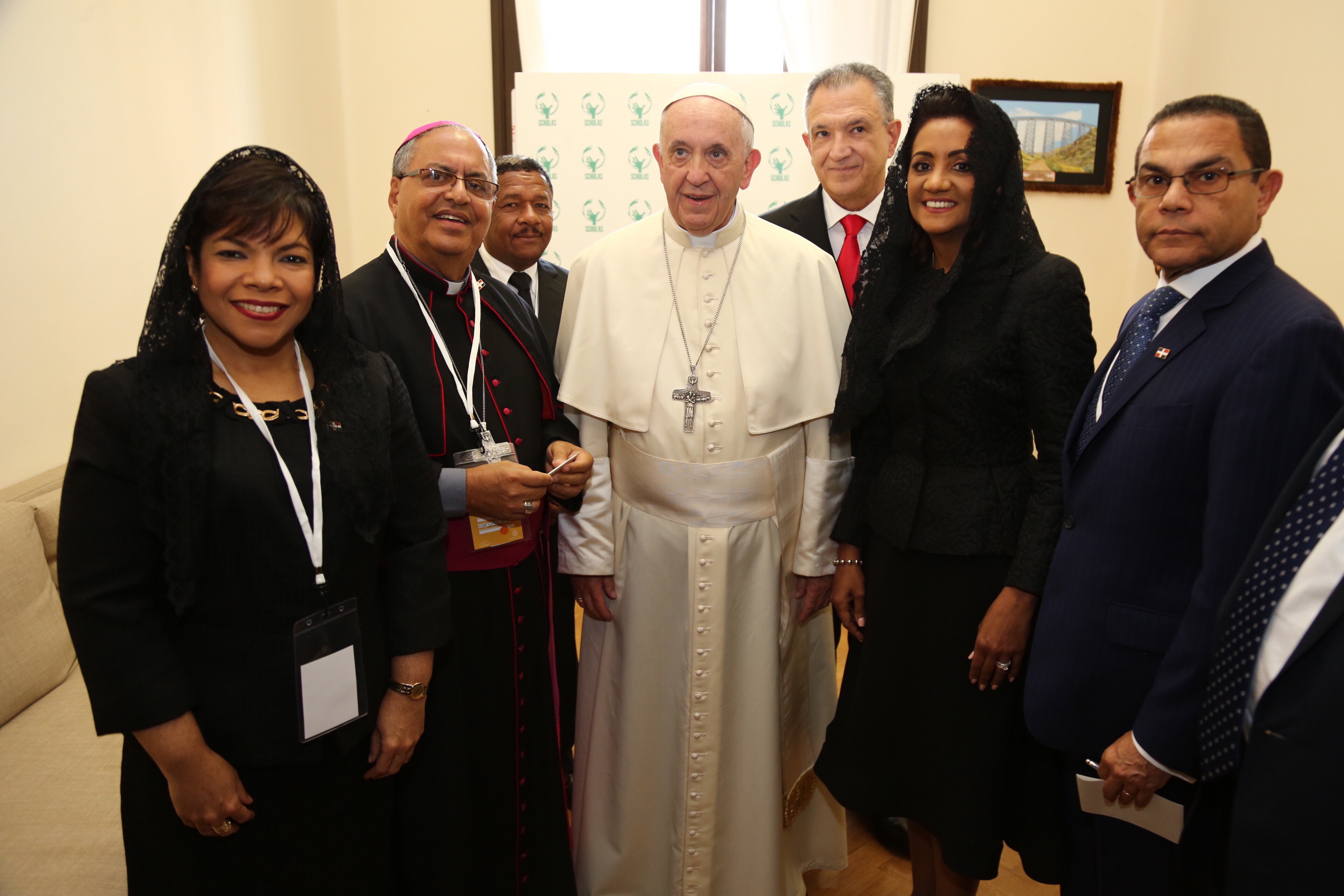 La Primera Dama de la República, Cándida Montilla de Medina, durante una visita al Papa Francisco en el Vaticano