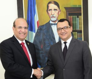 Román Jáquez Liranzo y Julio César Castaños Guzmán, presidentes del Tribunal Superior Electoral y de la Junta Central Electoral, luego de la reunión para planificar efectuada en el despacho de Jáquez Liranzo.