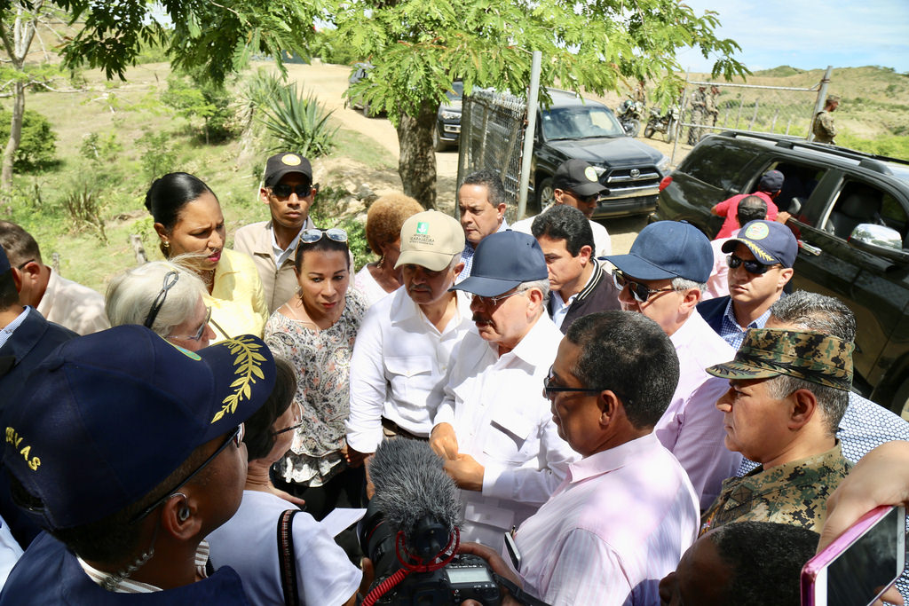 El presidente Danilo Medina conversa con residentes en la frontera