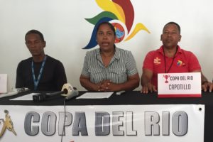 Desde la izquierda Rafael Soto Martínez, representante del barrio La Zurza; Josefina de Jesús, presidenta de Fenedesi, y Silvio Cuello, del programa La Revolución Chiquita, durante el anuncio de la Copa del Río en Capotillo