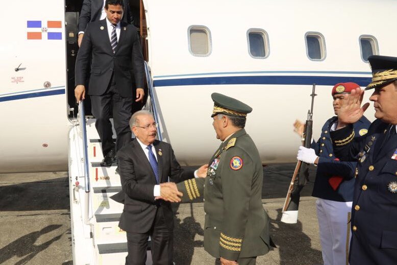 El presidente Danilo Medina al llegar a la Base aérea de San Isidro desde Costa Rica