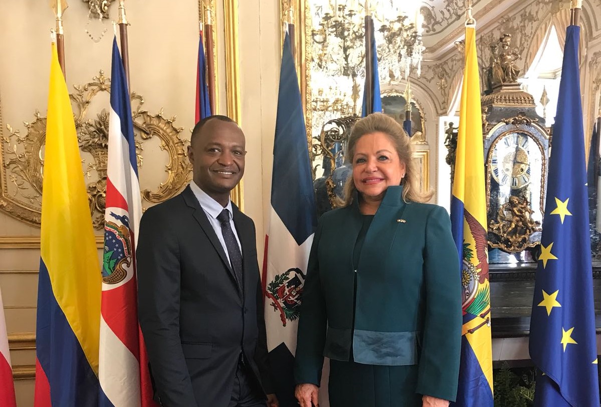 El escultor Juan Carlos Gómez Campusano y Su Excelencia, Rosa Hernández de Grullón durante la ceremonia de reconocimiento y entrega de medalla a personalidades latinoamericanas en el marco de la Semana de América Latina y el Caribe en Francia.